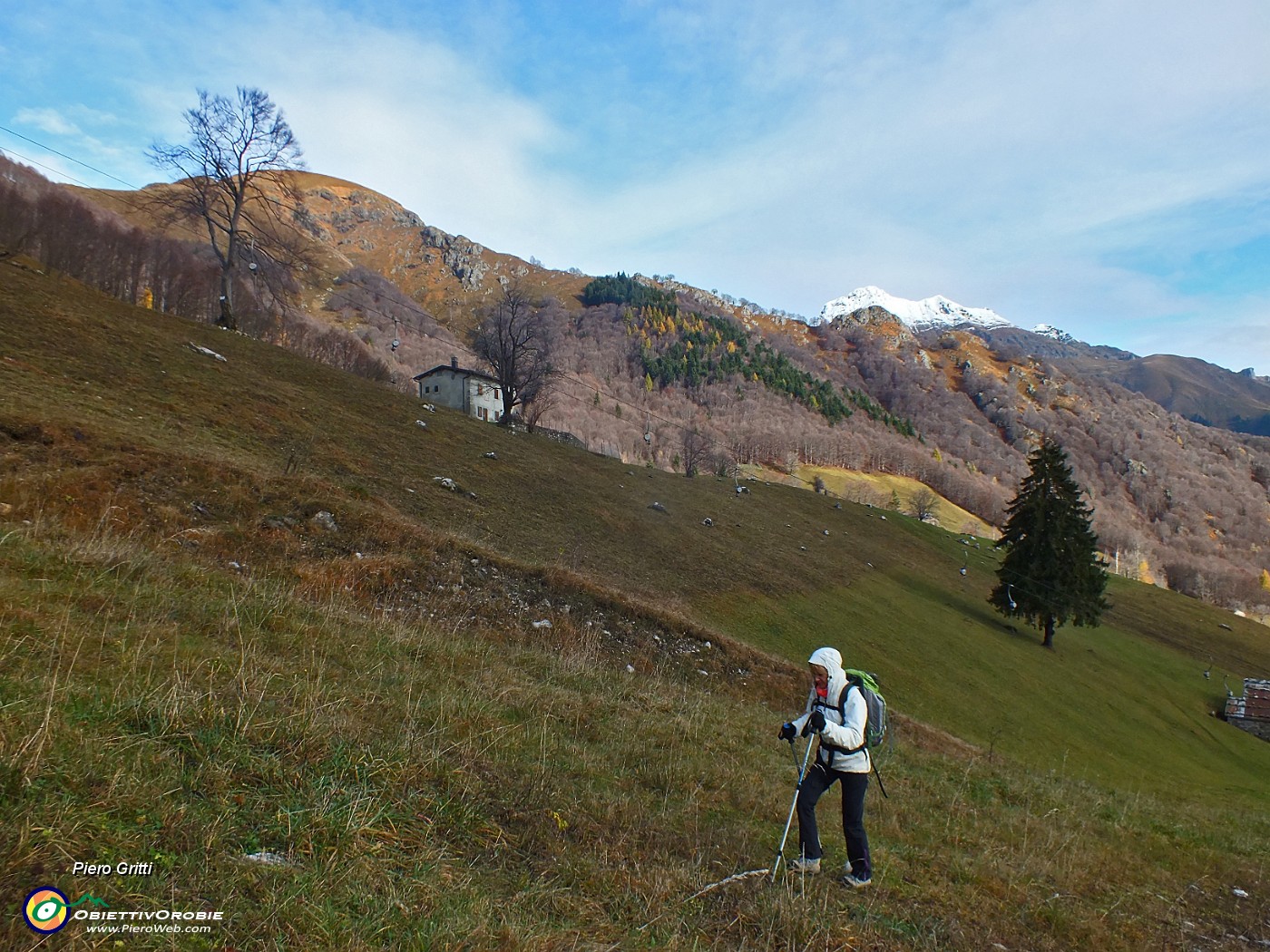 10 Imbocchiamo la pista di sci che sale al Passo del Cedrino.JPG